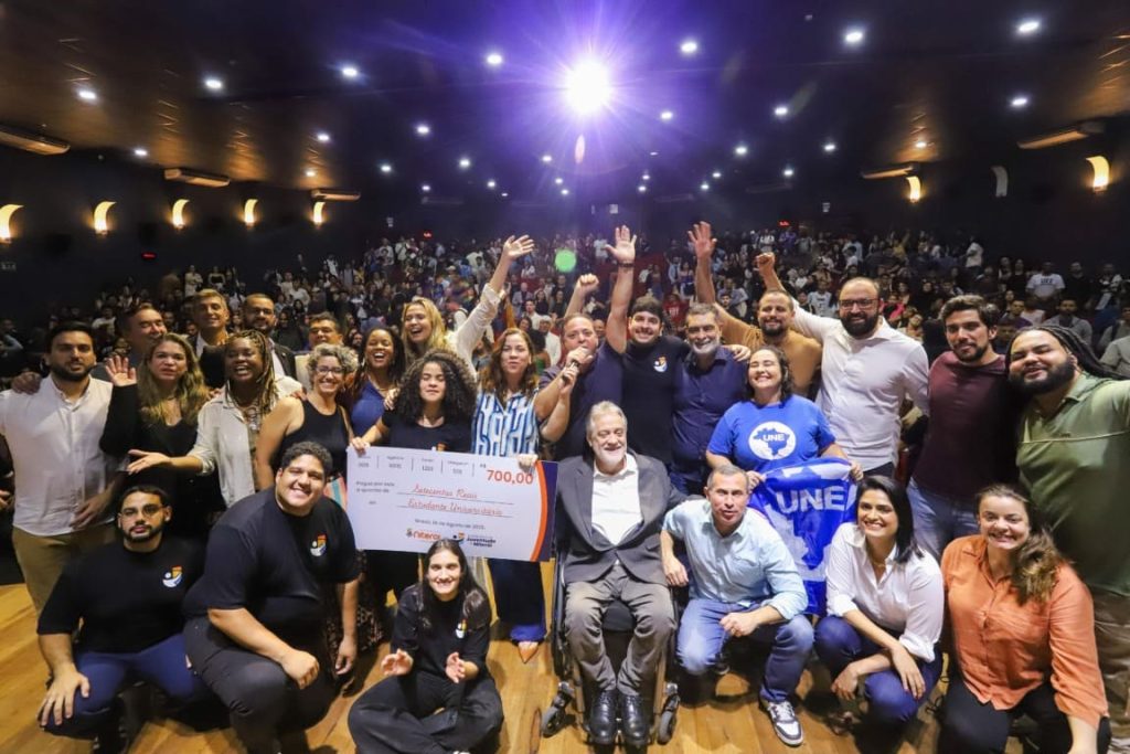 Muitas Pessoas Comemorando O Auxilio Moradia
