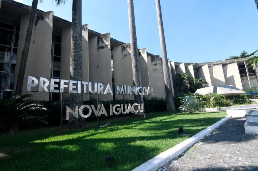 Concurso Público, Nova Iguaçu, Sede Administrativa, Gramado, Asfalto, Céu Azul,