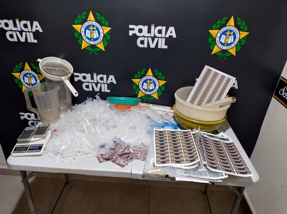 Apreensão Da Policia Civil Sendo Exibida Em Uma Mesa