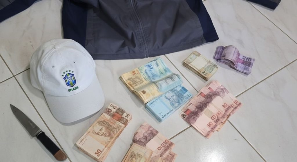 Casaco, Boné, Dinheiro, Faca, Chão,