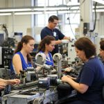 Pessoas Trabalhando, Área De Produção, Máquinas,
