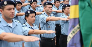 pmerj, concursados, pessoas uniformizadas, bandeira do brasil,