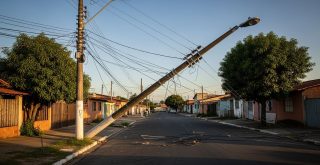 poste caindo, fios, asfalto,